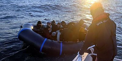 Bodrum açıklarında iki lastik botta sürüklenen 35 göçmen kurtarıldı