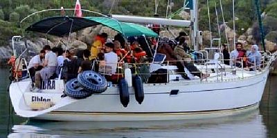 Göçmen ve kaçakçılar yelkenli tekneye binerken yakalandılar
