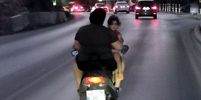Motosikletle ailece çok tehlikeli yolculuk