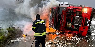 Seyir halinde yanan TIR otomobilin üzerine devrildi 3 kişi ölümden döndü