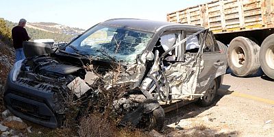 Torba’da tatil dönüşü TIR’la çarpışan otomobil hurdaya döndü, 2 yaralı
