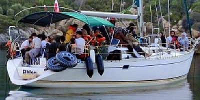 Yelkenli teknelerde İtalya rotasında  82 göçmen yakalandı