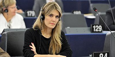 Yunanistan Avrupa Parlamentosu üyesi Eva Kaili Belçika’da tutuklandı