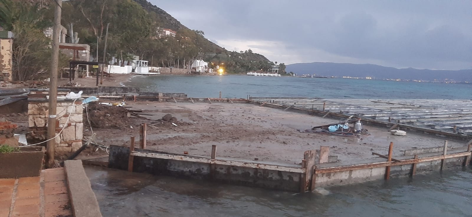 Akyarlar'da halk plajında denizin içerisine beton dökülmesine tepki