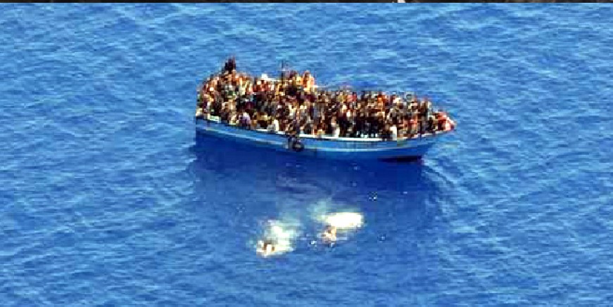 Akdeniz’in ortasında su alan teknede 200 göçmen kurtarılmayı bekliyor