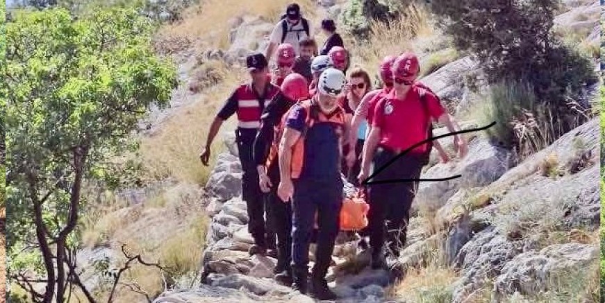 Antik Likya yolunda doğa yürüyüşünde ayağı kırılan turist operasyon ile kurtarıldı