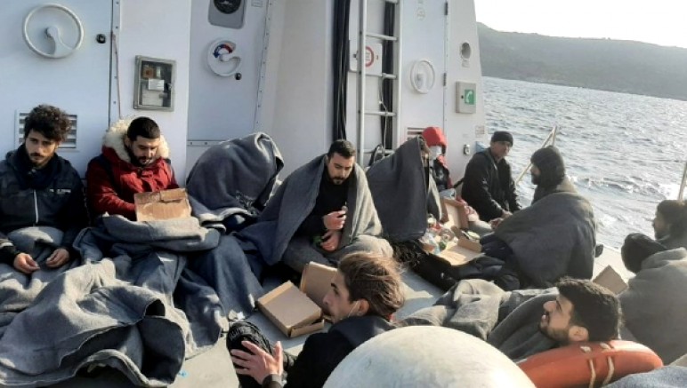 Batmakta olan botlarda bulunan göçmenler son anda kurtarıldı