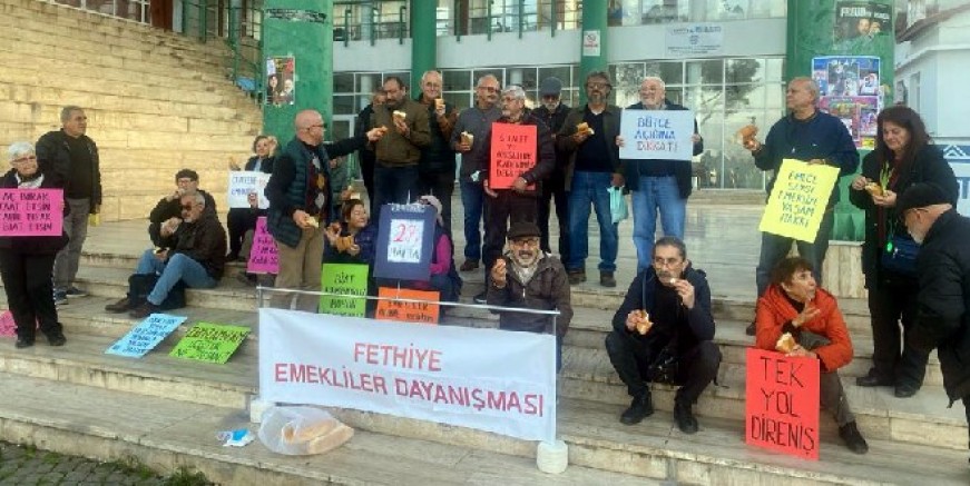 Emekliler ekmek ve soğan yiyerek maaşları protesto etti
