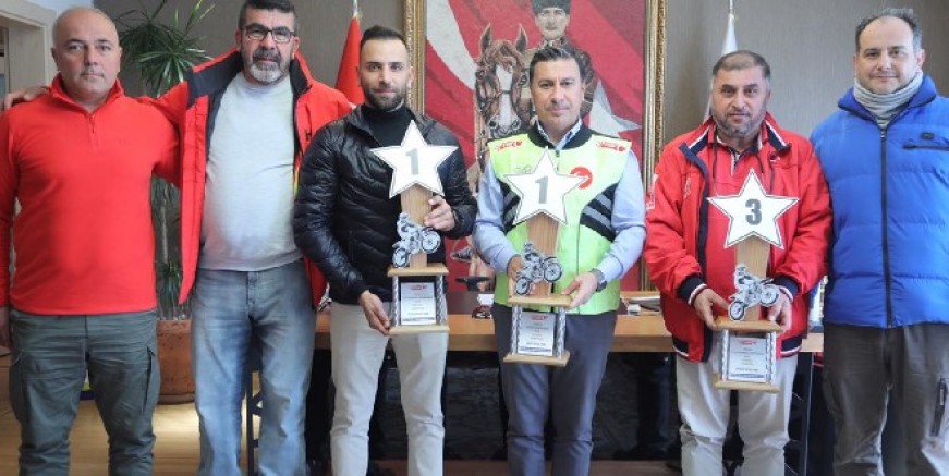 Enduro Şampiyonu Kızıltan sevincini Ahmet Aras ile paylaştı
