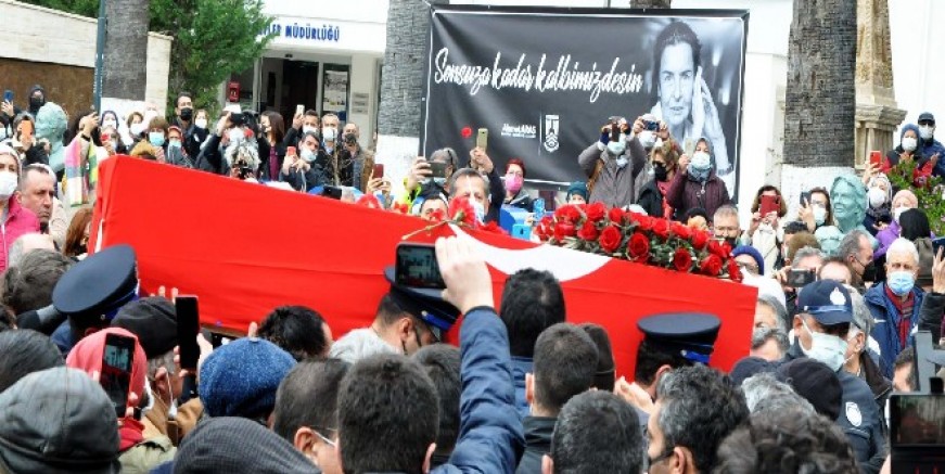 Fatma Girik Bodrum’da son yolculuğuna  binlerce kişinin alkışlarıyla uğurlandı