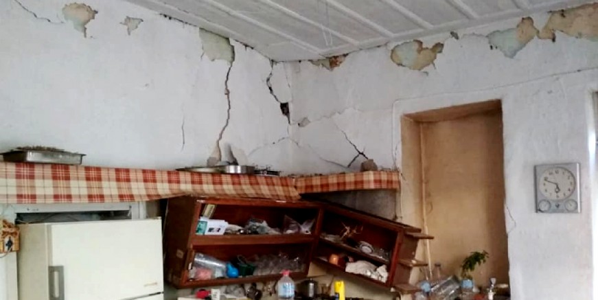 Girit güne 4.8 depremle uyandı onlarca evde hasar meydana geldi
