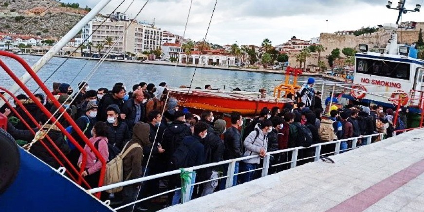 İtalya'ya giden kuru yük gemisinde 187 göçmen yakalandı