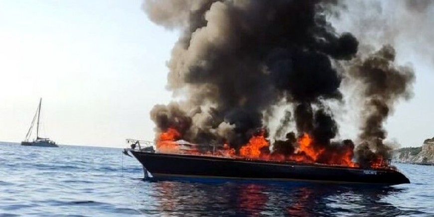 İtalyan yelkenli tekne alev alev yandı, 7 kişi son anda kurtarıldı