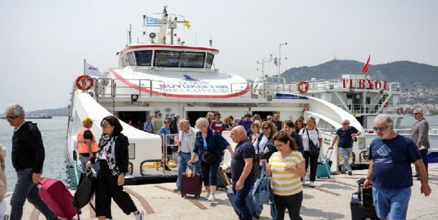 İzmir-Midilli hattında feribot seferleri başladı