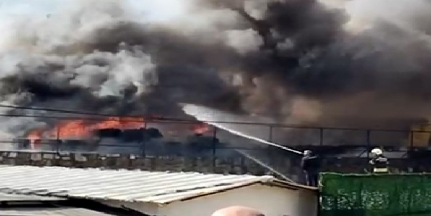 İzolasyon fabrikası deposunda yangın çıktı, milyarlarca TL. zarar var