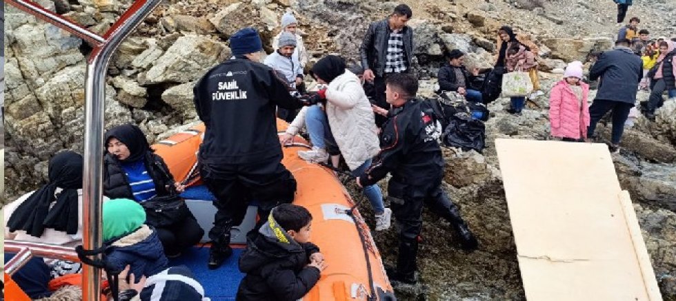 Maden Adası’nda mahsur kalan 39 göçmen kurtarıldı