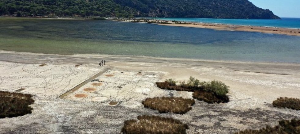 Sular çekildi antik kentin tuz sahası ortaya çıktı