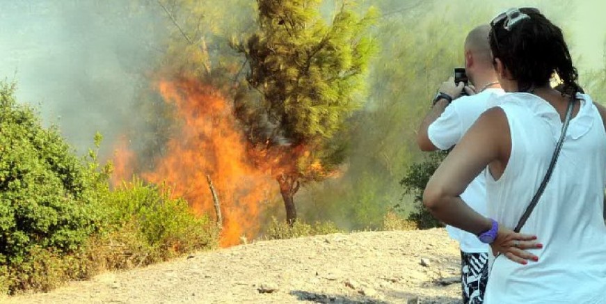 Marmaris'te yola atılan sigara ormanı yaktı