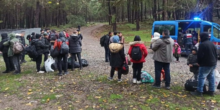 Ormanda saklanan 127 göçmen 2 organizatör yakalandı.