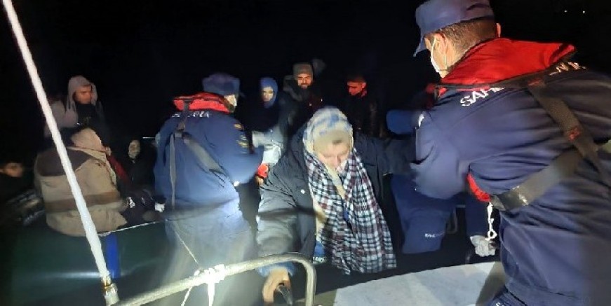 Sahil güvenlik açık denize sürüklenen 18 göçmeni kurtardı