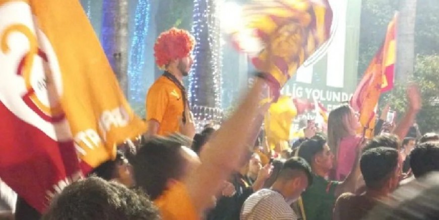 Şampiyonluk Galatasaray taraftarlarını sokağa döktü