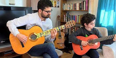 10 yaşındaki Atlas'ın lego mikrotonal gitarı dünya birincisi oldu
