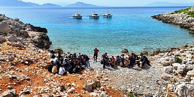 65 göçmen Yunanistan’a geldiniz denilerek ıssız koyda kaderine terk edildi