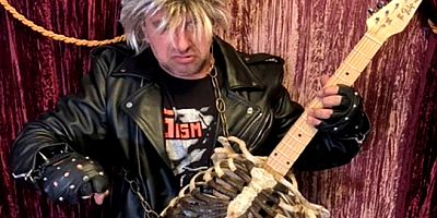 ABD’li müzisyen amcasının kemiklerinden gitar yaptı