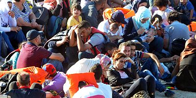 Ahşap tekne ile Türk sularına itilen 79 göçmen kurtarıldı