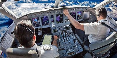 Antalya’ya giden uçağın pilotu bayıldı, uçak Selanik’e indi