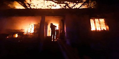 Ateşle oynayan iki  çocuk evi yaktı