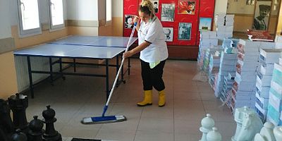 Belediye ekipleri okullarda temizlik ve dezenfekten çalışmalarına başladı