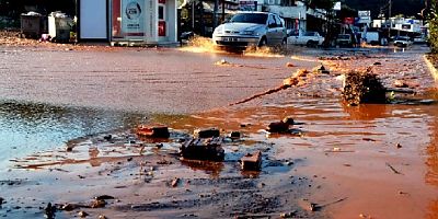 Bitez'de  patlayan su isale hattı insanları bezdirdi