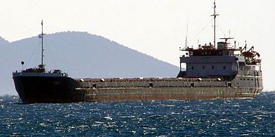 Bodrum açıklarında Türk kuru yük gemisi ada kayalıklarına oturdu