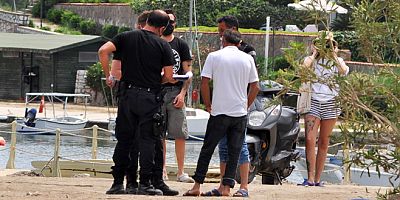 Bodrum’da plajlara akın ettiler, polisi görenler eşyalarını bırakıp kaçtı