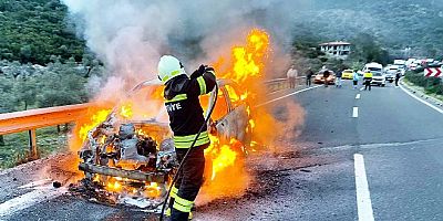 Bodrum- Milas yolunda otomobil alev alev yandı