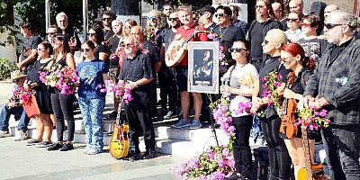 Bodrumlu müzisyenlerden sessiz ve çiçekli Onur Şener protestosu