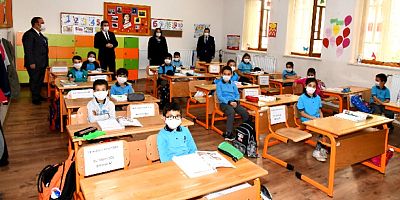 Cumhurbaşkanı Erdoğan: Okullar açılıyor, esnaf biraz daha bekleyecek