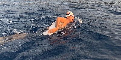 Cumhuriyet için 29 kilometrelik mesafeyi 12 saatte yüzdü