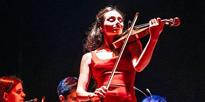 Fransız kemancı Esther Abrami konseri ile büyüledi