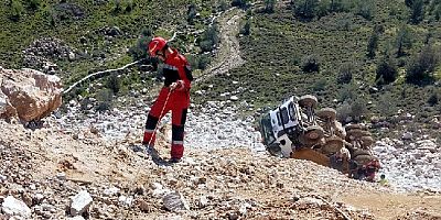 Gündoğan'da 30 metrelik uçuruma yuvarlanan kamyon sürücüsü sağ kurtarıldı