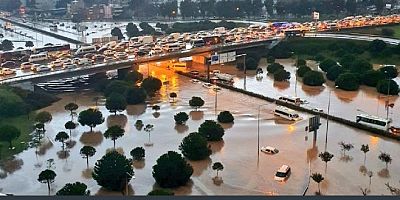 İzmir’de sel felaketi. Bir kişi hayatını kaybetti! Korkutan uyarı: Felaket yaşanıyor, evden çıkmayın