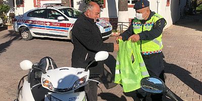 Jandarma’dan motosikletlilere yeni yıl hediyesi kask ve fosforlu yelek