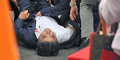 Japonya’nın eski başbakanı Shinzo Abe suikasta uğradı,sırtından vurdular