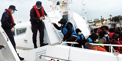 Kara Ada açıklarında batmakta olan bottan  34 göçmen kurtarıldı