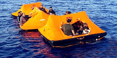Kara Ada açıklarında birbirine bağlanmış üç can salı içinde 83 göçmen kurtarıldı