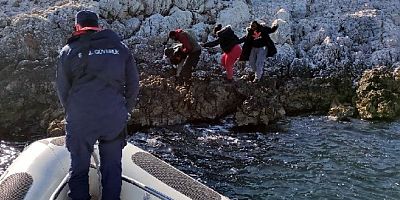 Kara Ada’da mahsur kalan göçmenleri sahil güvenlik kurtardı