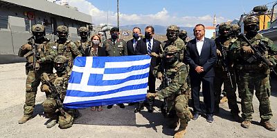 Kızılhisarlı adasından tahrik: Arkalarını Türkiye’ye dönüp Yunan bayrağı açtılar