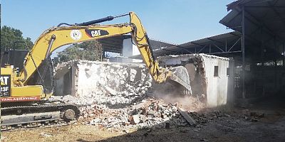 Koru köyünde kaçak yapılar yıkıldı