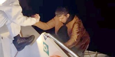 Lastik bot ile Türk sularına itilen göçmenler kurtarıldı